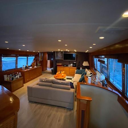 Amazing Boat To Sleep In Barcelona Hotel Sant Adria de Besos Exterior foto