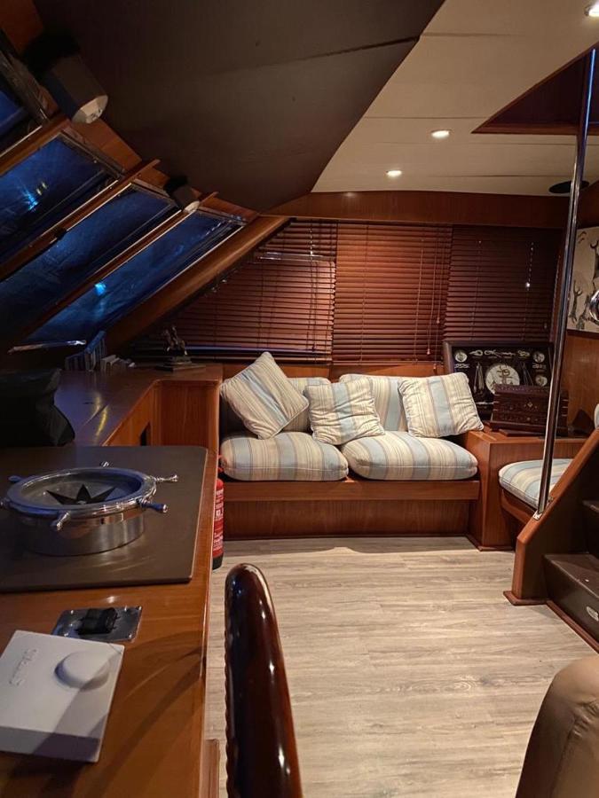 Amazing Boat To Sleep In Barcelona Hotel Sant Adria de Besos Exterior foto