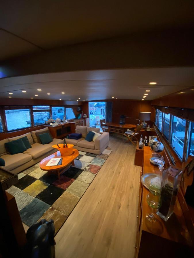 Amazing Boat To Sleep In Barcelona Hotel Sant Adria de Besos Exterior foto