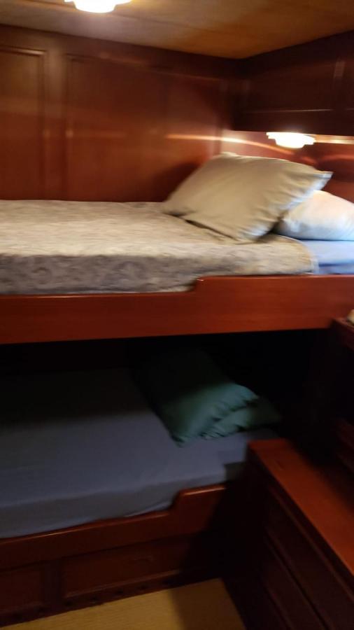 Amazing Boat To Sleep In Barcelona Hotel Sant Adria de Besos Exterior foto