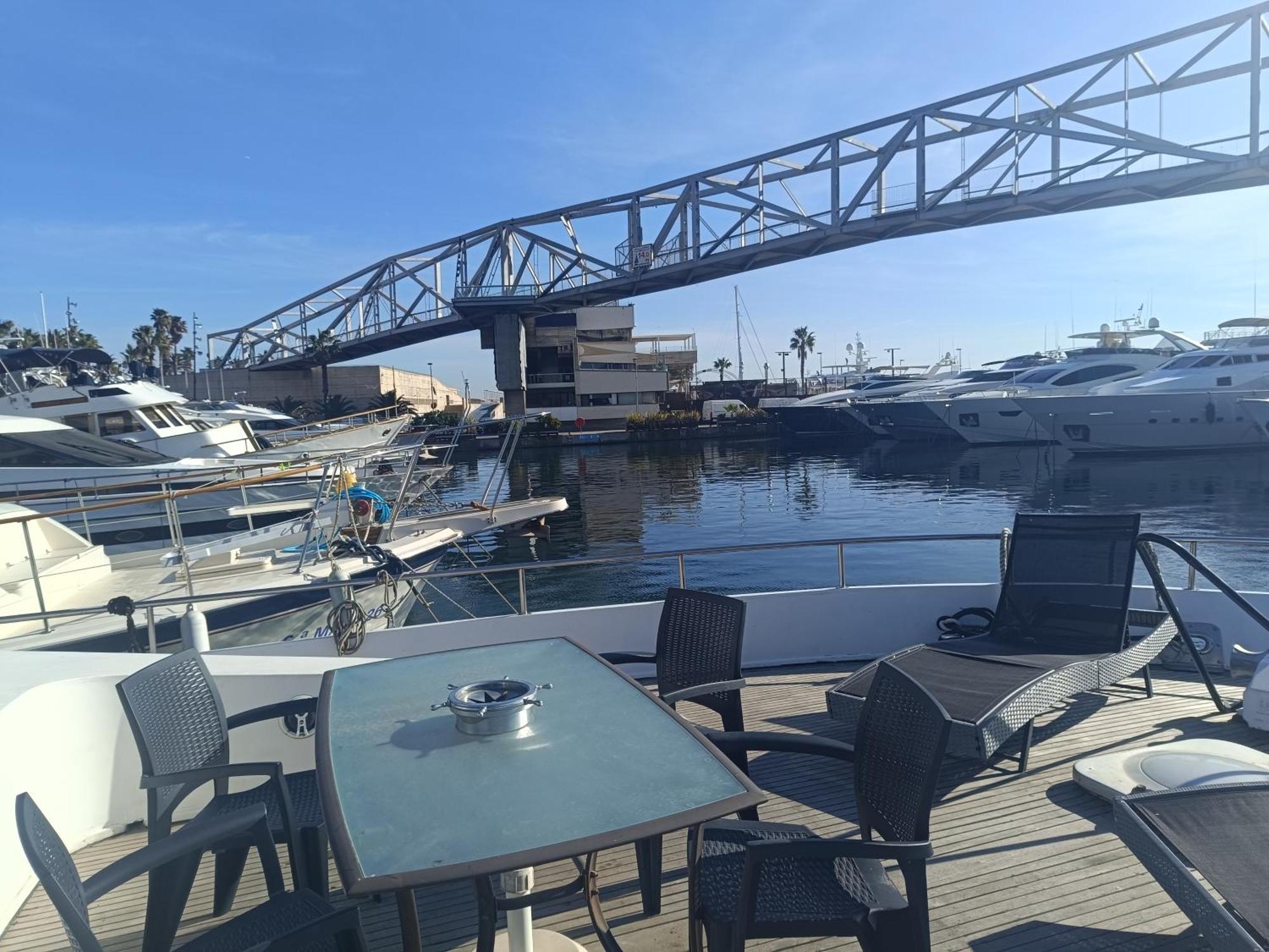 Amazing Boat To Sleep In Barcelona Hotel Sant Adria de Besos Exterior foto