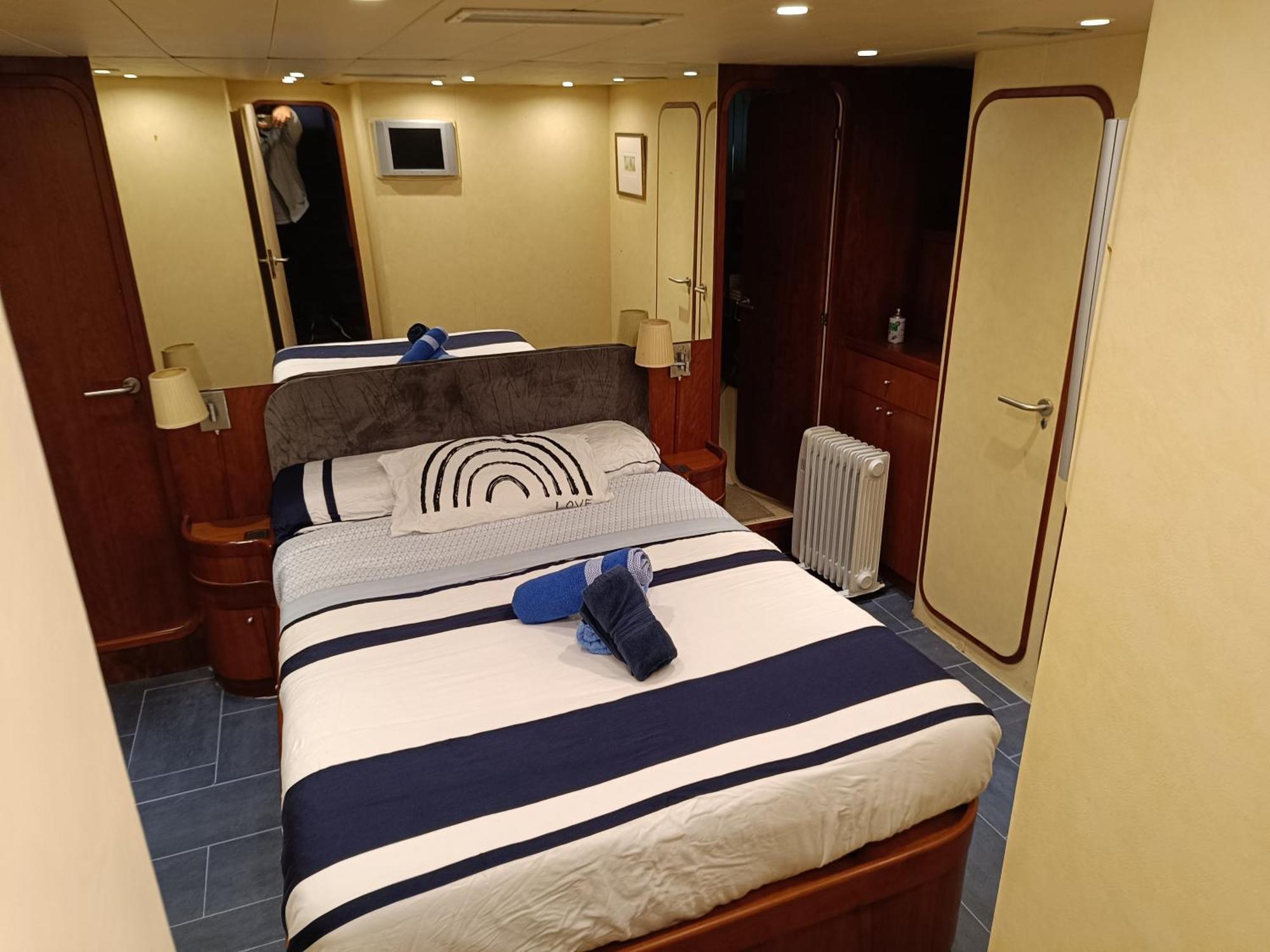 Amazing Boat To Sleep In Barcelona Hotel Sant Adria de Besos Exterior foto