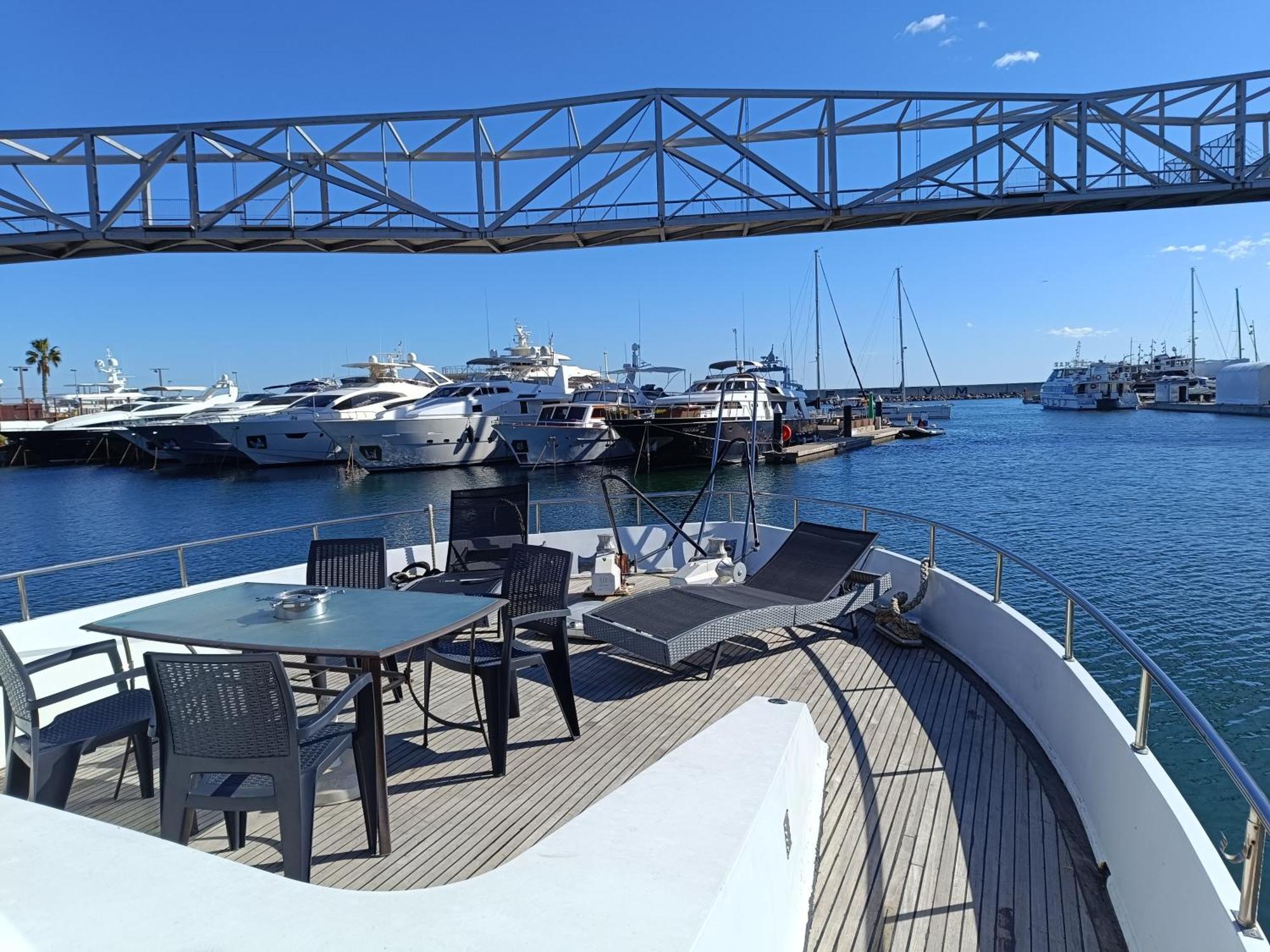 Amazing Boat To Sleep In Barcelona Hotel Sant Adria de Besos Exterior foto