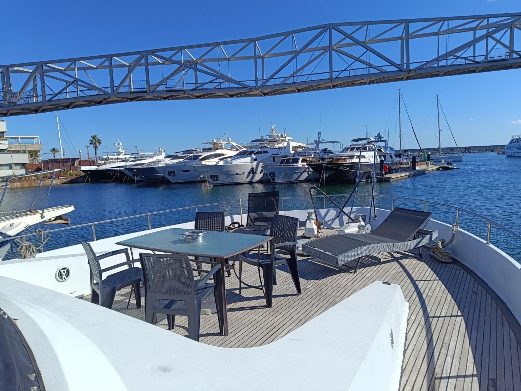 Amazing Boat To Sleep In Barcelona Hotel Sant Adria de Besos Exterior foto