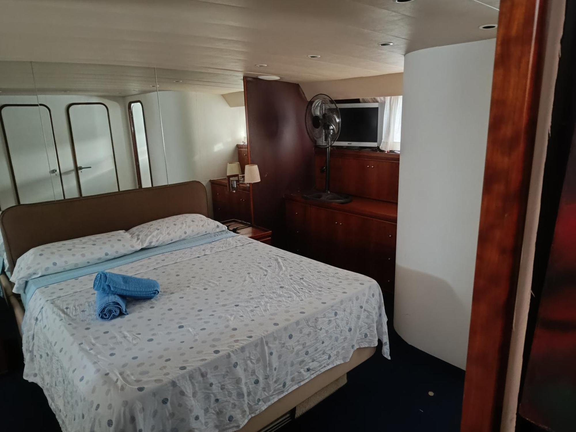 Amazing Boat To Sleep In Barcelona Hotel Sant Adria de Besos Exterior foto